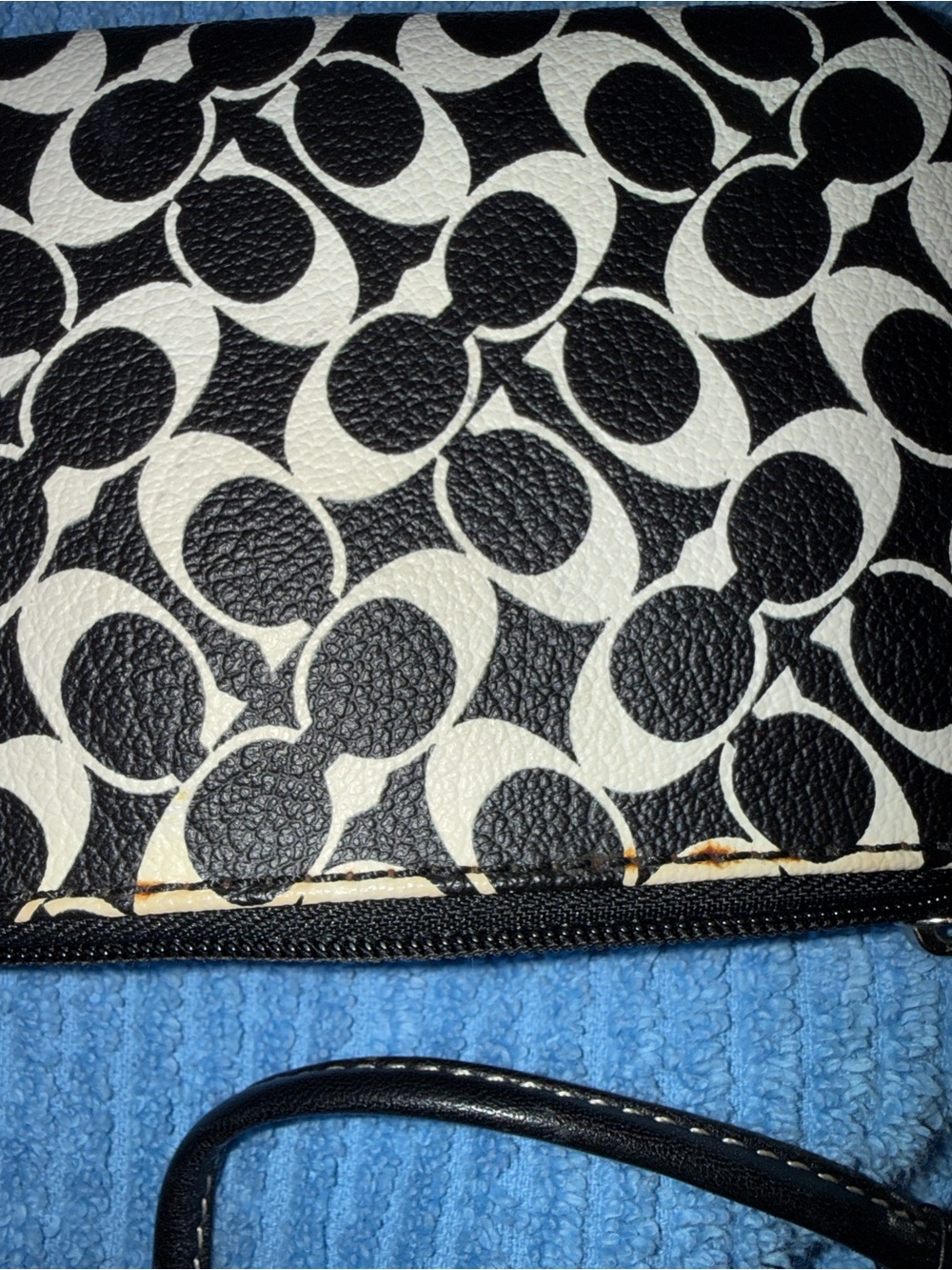 Coach Black & White Patterned Women's Wristlet| discoloration by zipper - Picture 2 of 11